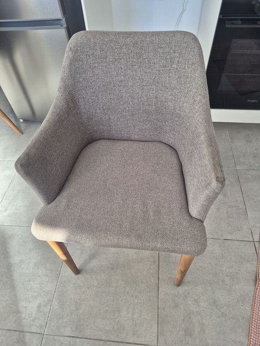 Cadeira estofada com pés de madeira (Ideal para sala ou cozinha)