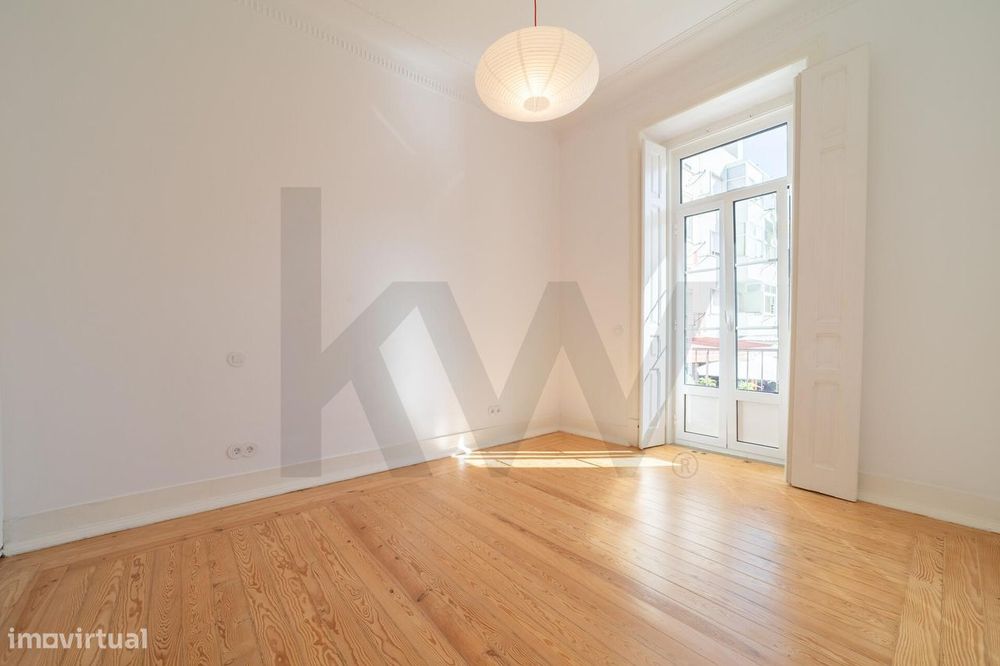 Um apartamento luminoso e elegante, no coração de Campo de Ourique.