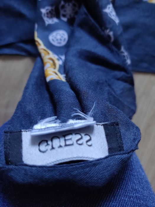 Chusta guess 130/130 apaszka granatowa złota szal