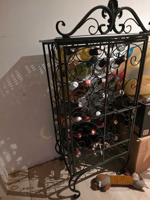 Stojak na wino 28 butelek