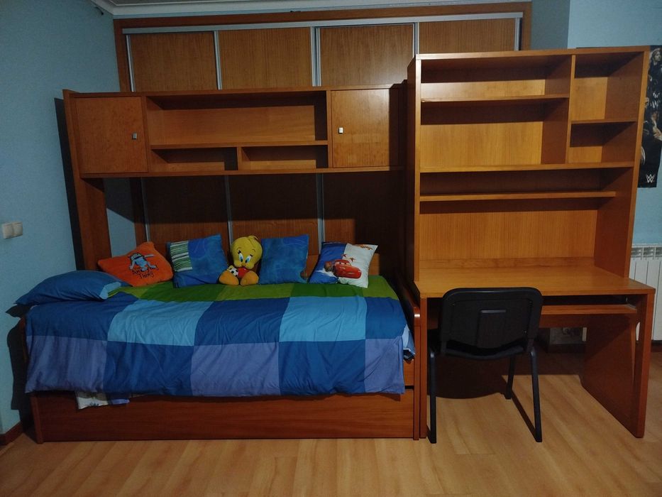 Conjunto secretária + cama para criança