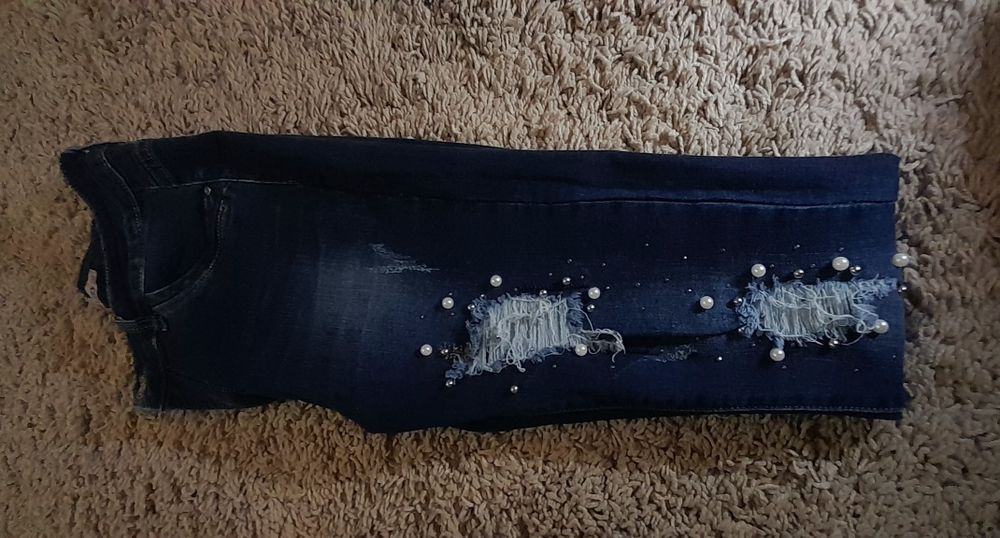 Calças azuis escuras com perolas