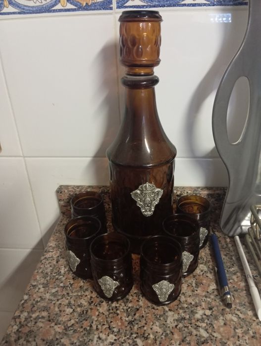 Garrafa antiga com seis copos de licor