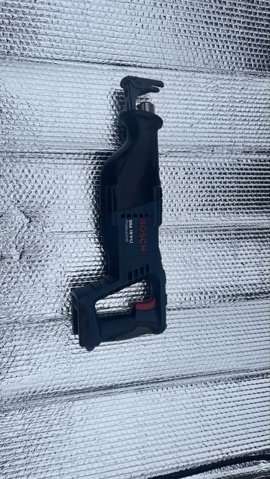 Сабильна пила Bosch 18 V LI