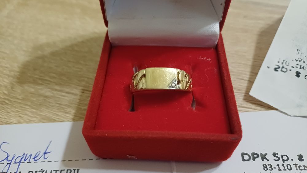 Piękny delikatny sygnet z białym złotem proszę.585