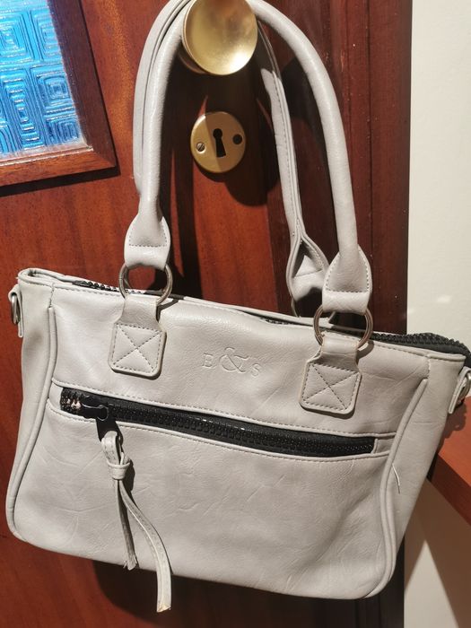 Mala cinzenta, bastante espaçosa