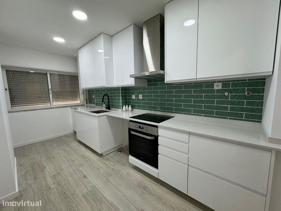 Fantástico Apartamento T2 Totalmente Remodelado com Parqueamento