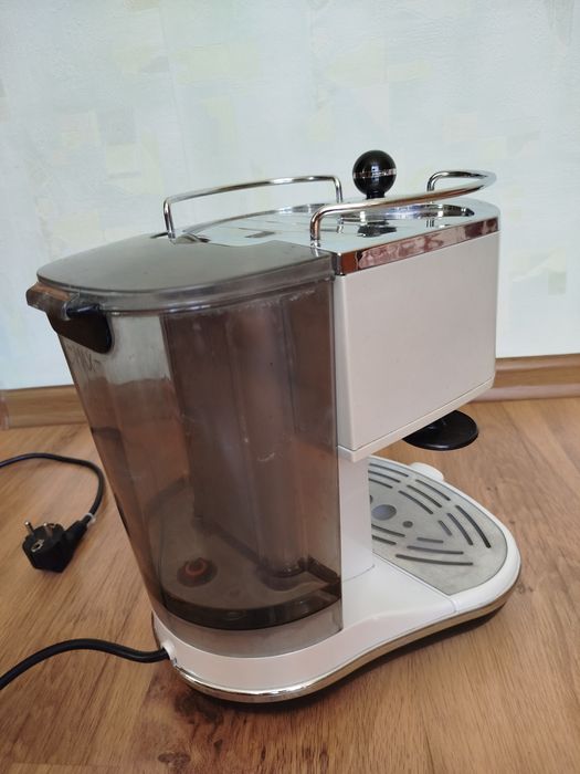 Кофеварка DeLonghi ECO 310 W