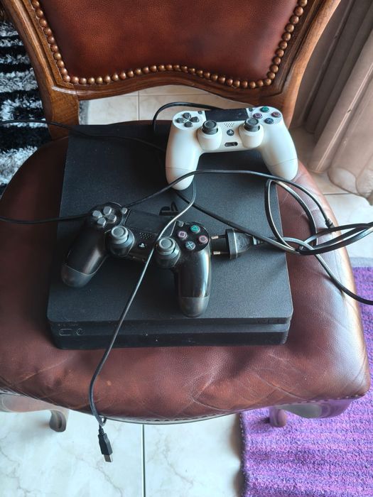 PS4 Slim + 2 comandos