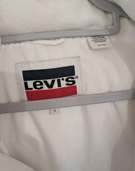 Biała kurtka puchowa Levi’s – puch kaczy