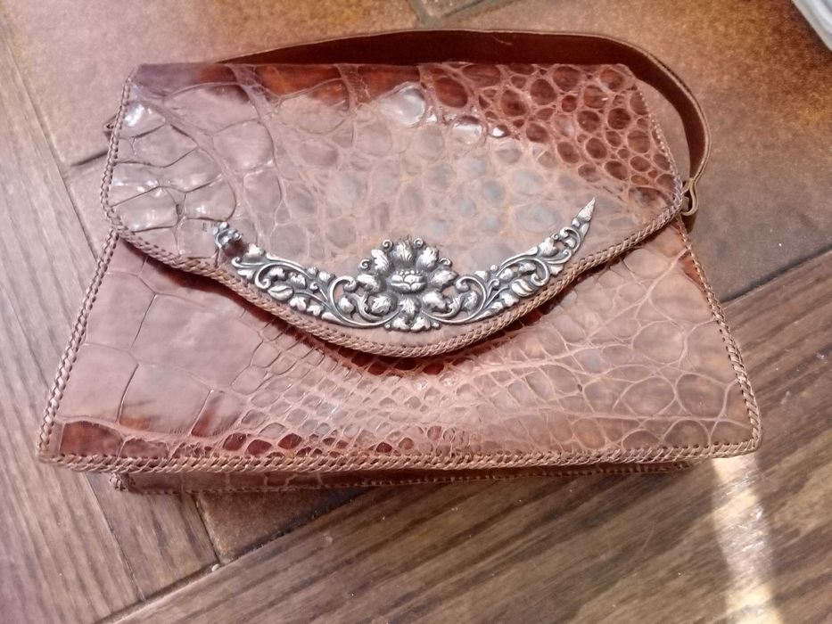 Vendo mala cor castanha  alça curta como nova