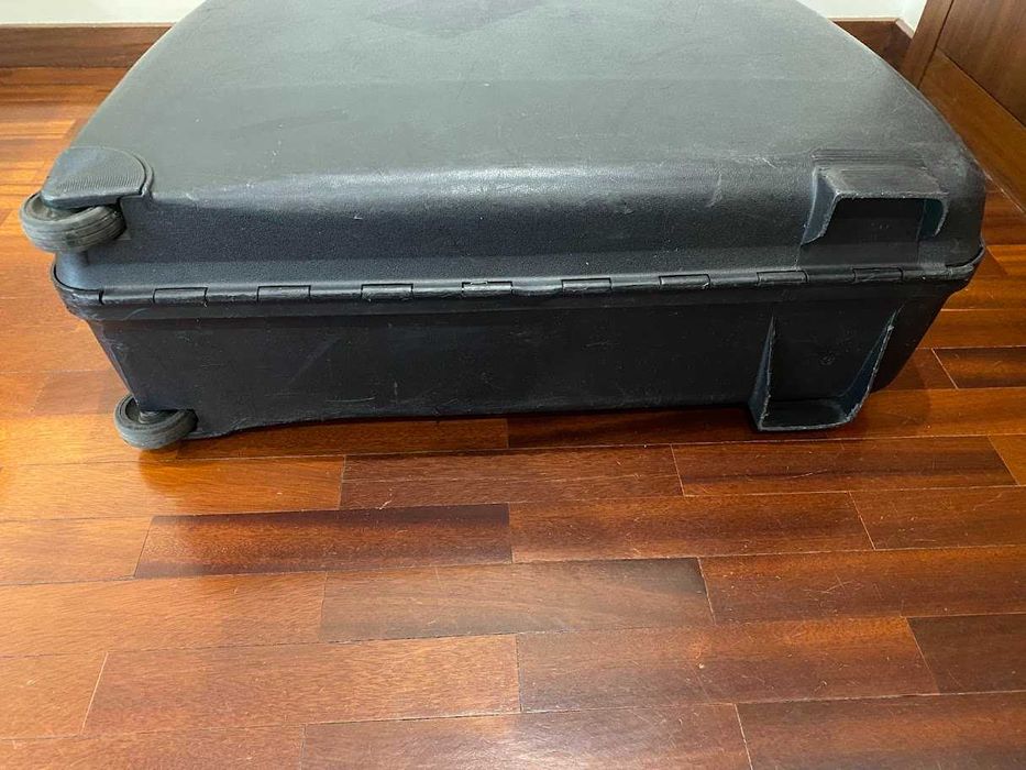 Mala de viagem grande, rígida e preta da marca Delsey