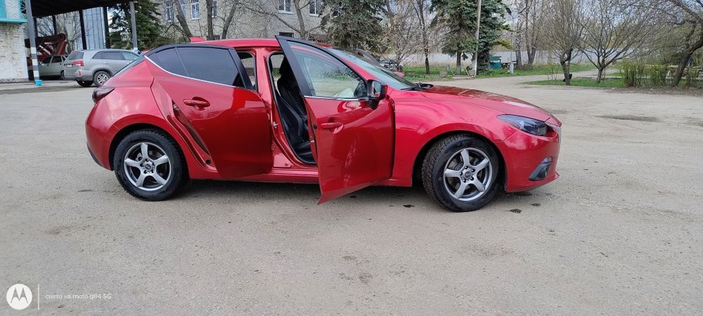 Mazda 3 2014 года 2.0 очень хорошее состояние.