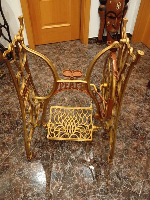 Mesa de apoio com base de máquina de costura