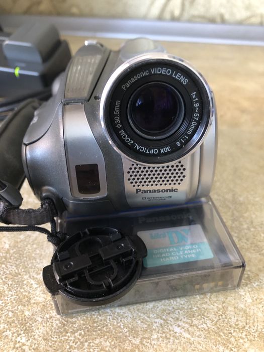Видеокамера  Panasonik nv-gs27ee