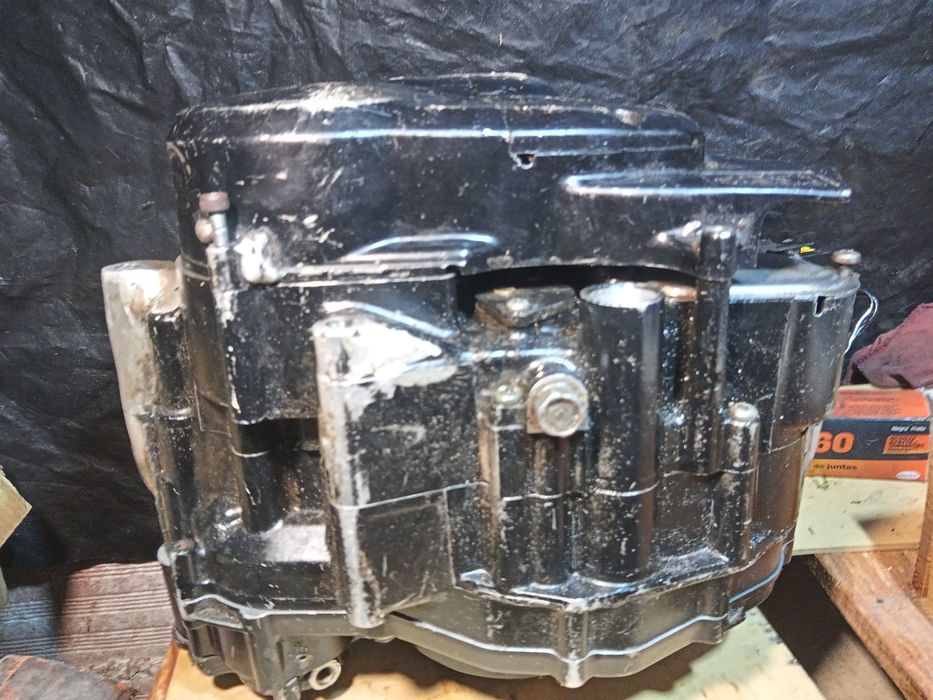 Motor Suzuki a Dois Tempos com celindro refrijerado a liquido refrijerador para vender em peças indeviduaies ha unidade