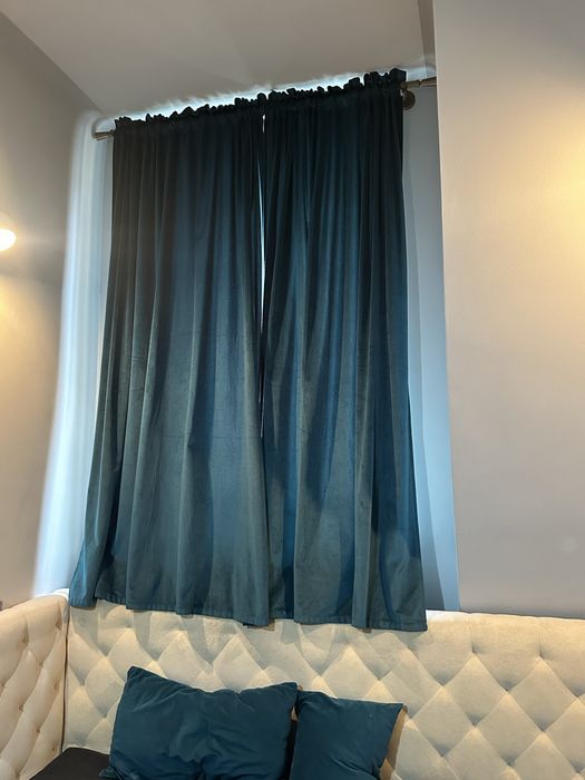 Zestaw welurowy - rozkladana sofa+2 pufy+3 pary zasłon