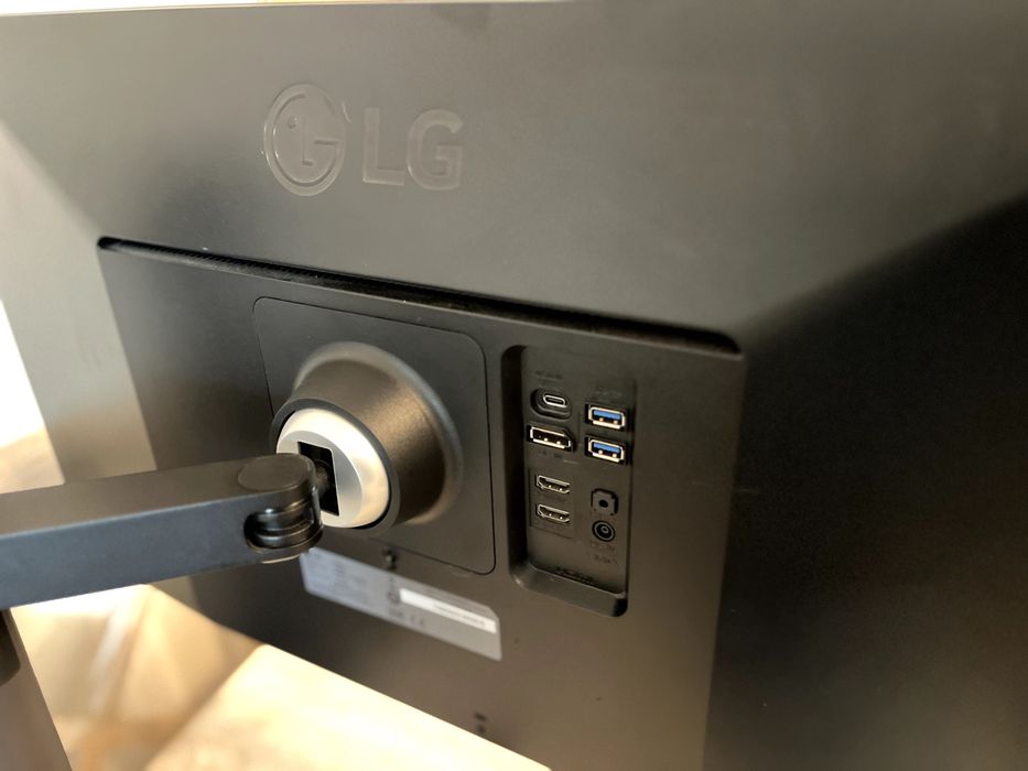 LG Monitor 27UN880-B | 27” 4K UHD | Ergo Stand | Excelente Estado