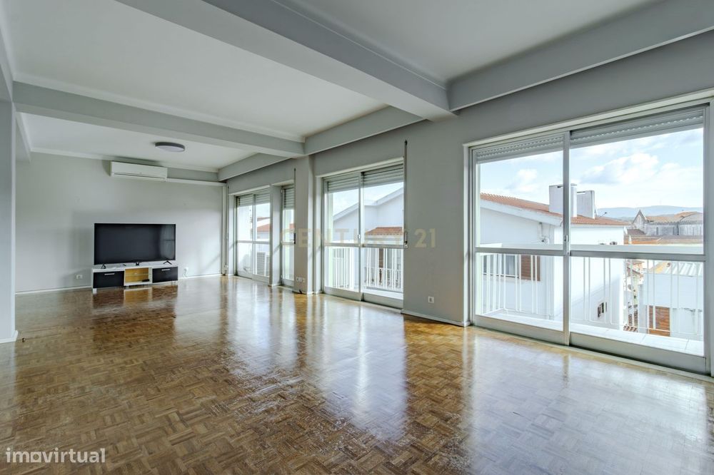 Apartamento T2+1 com garagem centro de Alcobaça