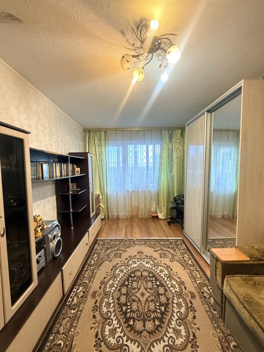 Продаж чотирьох кімнатної квартири на Сонячному масиві.