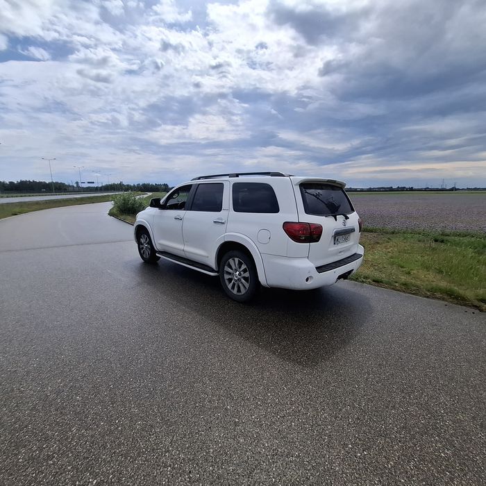 Toyota Sequoia  5.7 v8