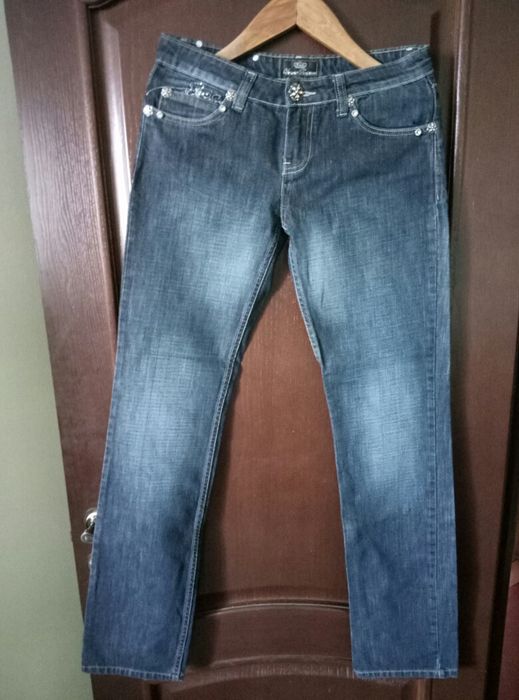 Продам классические женские новые джинсы цвета аквамарин. Недорого！