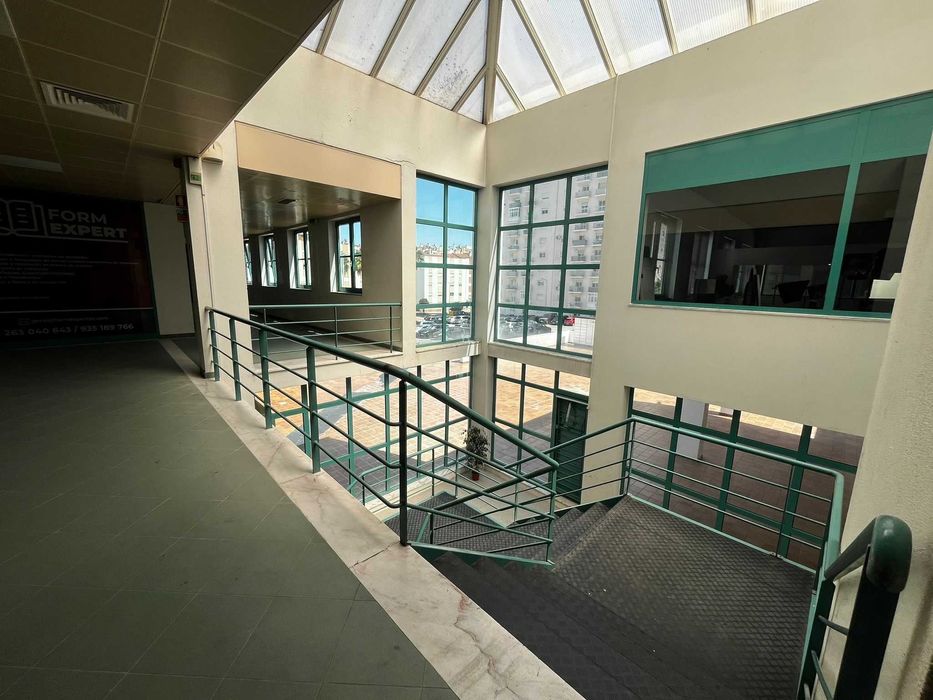 Arrendamento loja Carregado