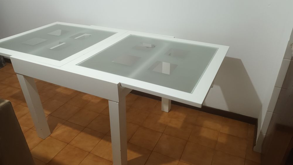 Mesa extensivel em madeira maciça e tampo em vidro