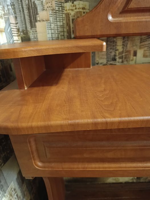 Столик косметический.