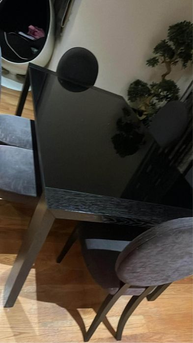 Mesa de madeira e vidro preta + cadeiras