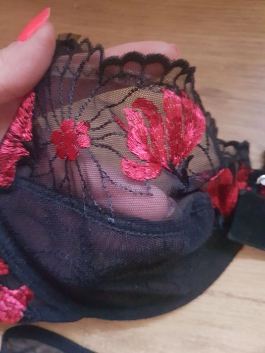 Lisca nowy komplet bielizny rozm 75B i stringi M