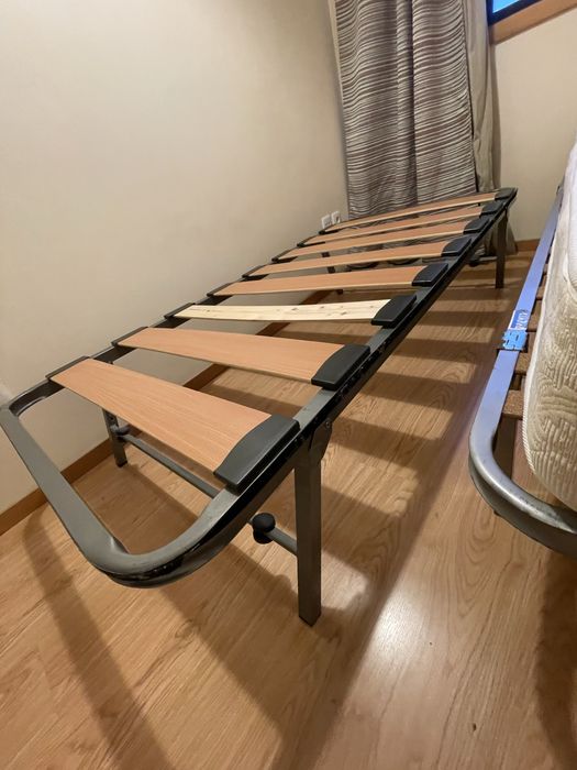 Estrado duplo recolhe debaixo da cama