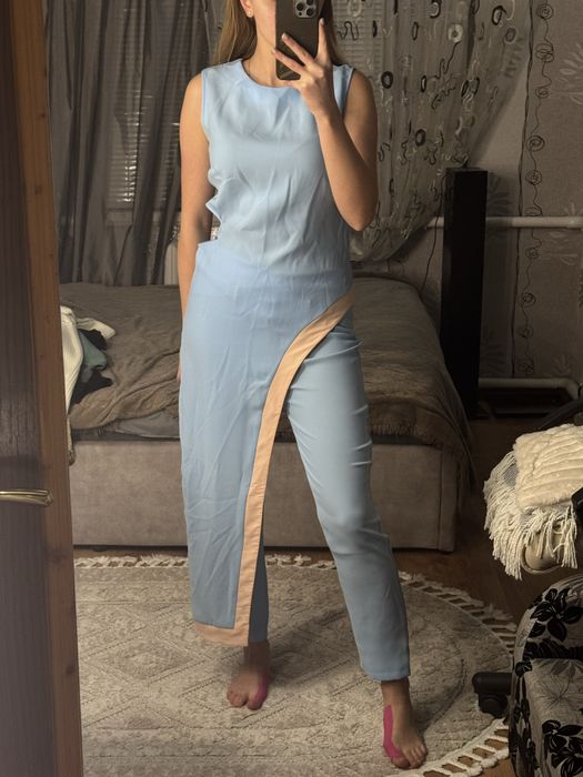 брючний костюм з накидкою