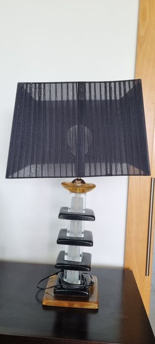 Candeeiro decorativo em vidro murano, com abajour preto, em bom estado.