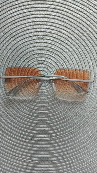 Bezramkowe okulary przeciwsłoneczne.