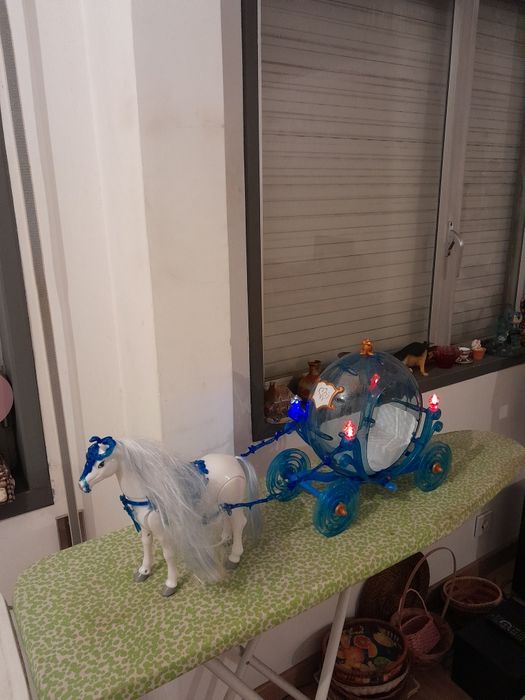 Vendo Cavalo e Coche de Brincar para Criança a pilhas em bom estado