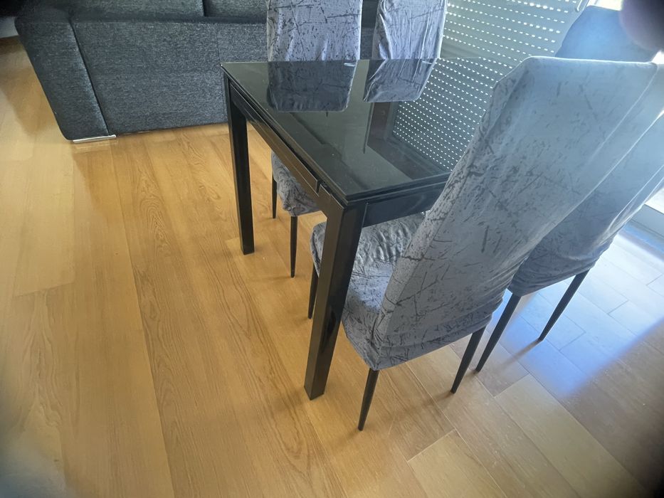 Vendo mesa extensivel e cadeiras, espelho  e sofá