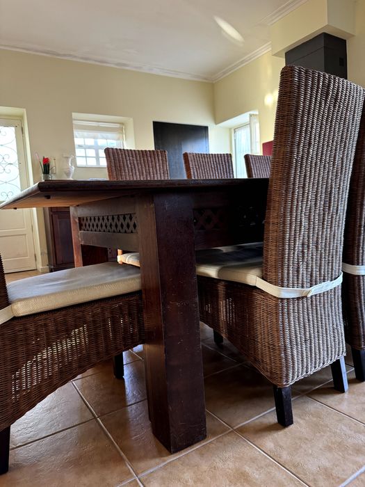 Mesa de Jantar extensivel de madeira maciça + 8 cadeiras