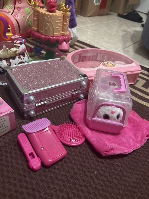 игрушек, в основном состоящий из кукол