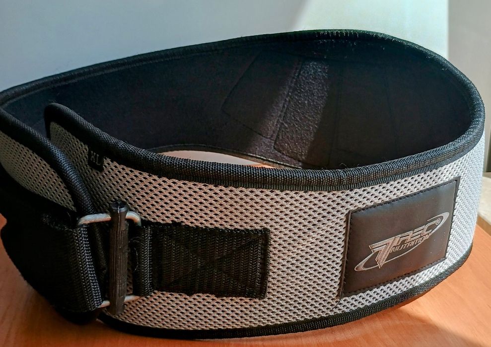 Super zestaw na siłownię: pas treningowy, 2 pary ochraniaczy.