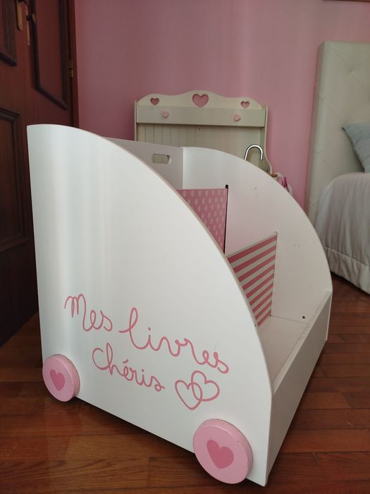 Móvel biblioteca com rodinhas