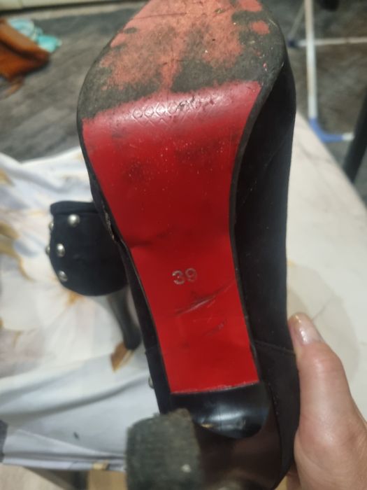 Czarne buty na obcasie.