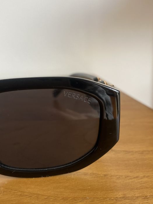 Óculos de sol versage pretos e dourados