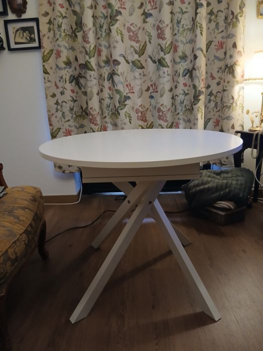 Mesa branca, extensivel, nunca usada.