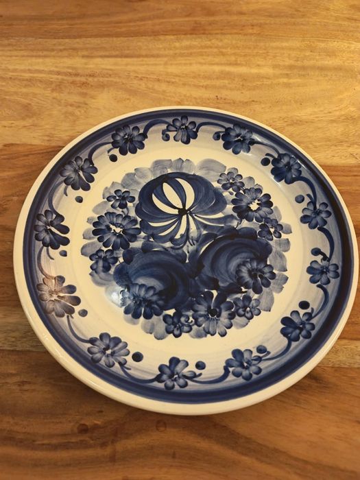 Dwa talerze ścienne Fajans Włocławek 24 cm – L. Jarębska, M. Kucińska (Gat. 1, PRL)
