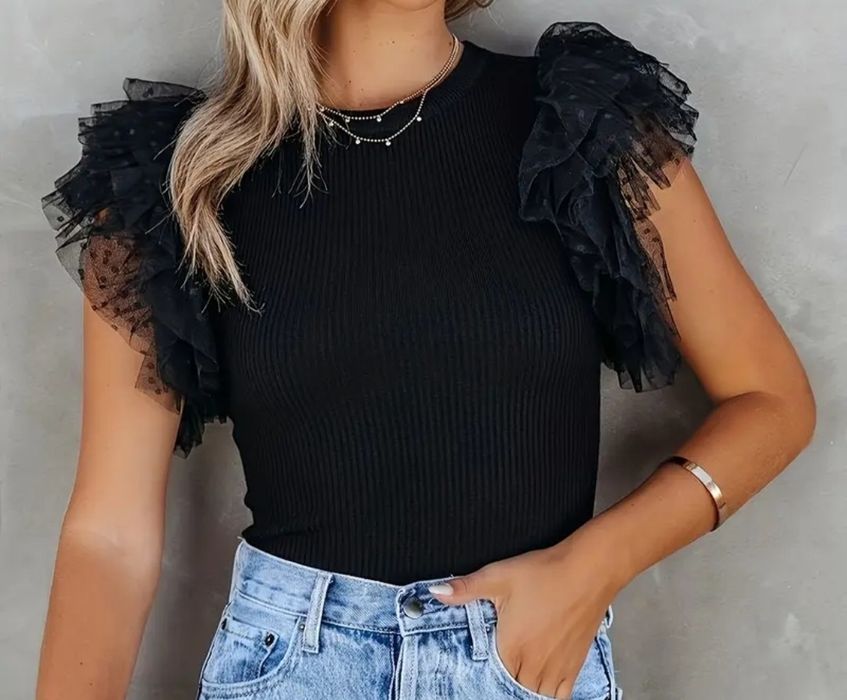 Модная женская футболка