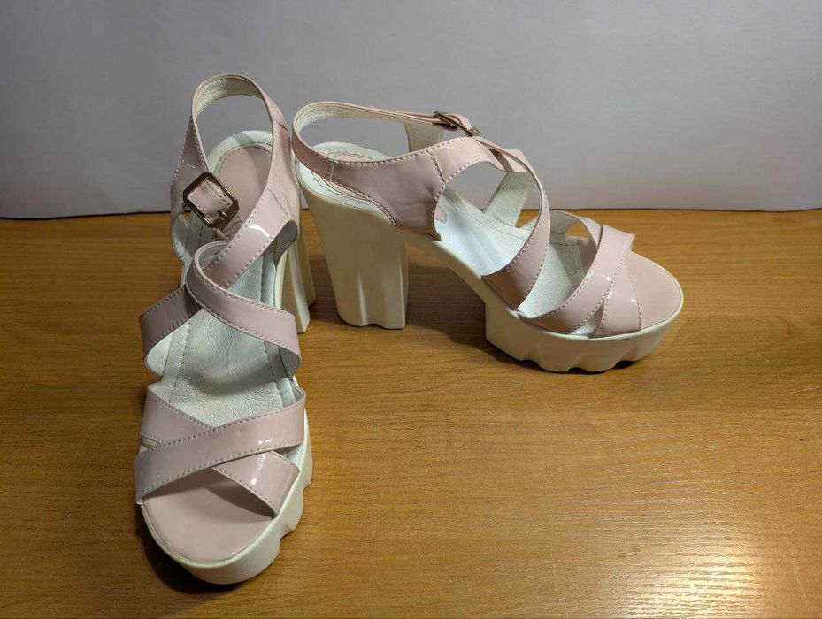 Жіночі туфлі на високій підошві 38р