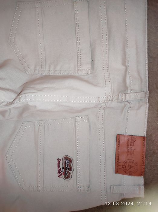 Штани і сорочка на хлопця.