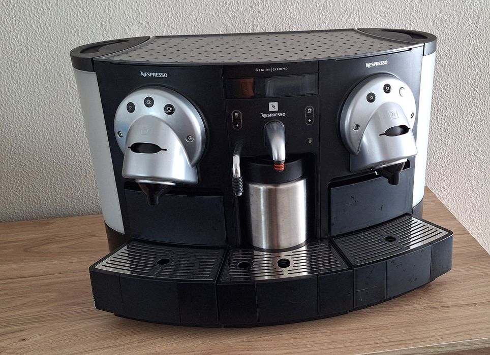 Máquina Café Nespresso Gemini 220 Pro