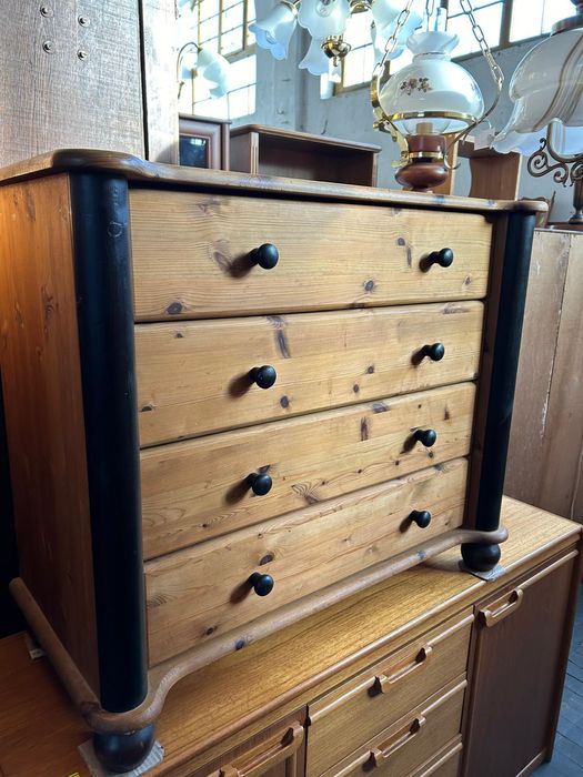 Drewniana komoda z szufladami